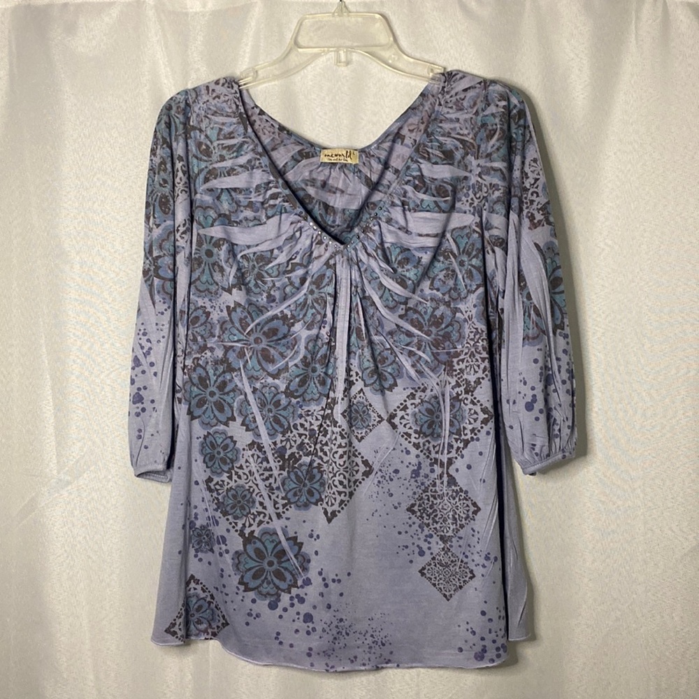 ❗️MOVING SALE❗️ V Neck Shirt With 3/4 Sleeves Size L